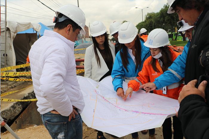 Funcionarios de la Contraloría de Bogotá verifican el traslado de redes por construcción de Primeria Línea del Metro 
